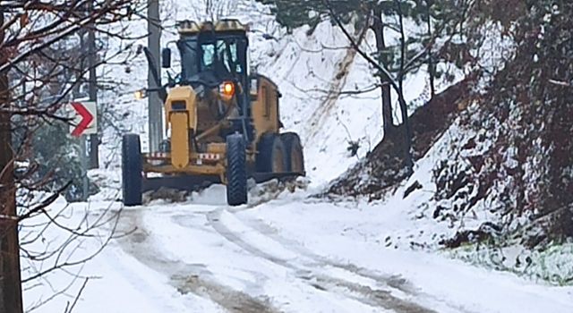 Nazilli Belediyesi ekipleri kapanan yolları iş makineleri ile açıyor