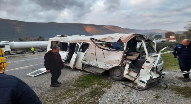   Öğrenci servisi tırla çarpıştı: 18 yaralı   