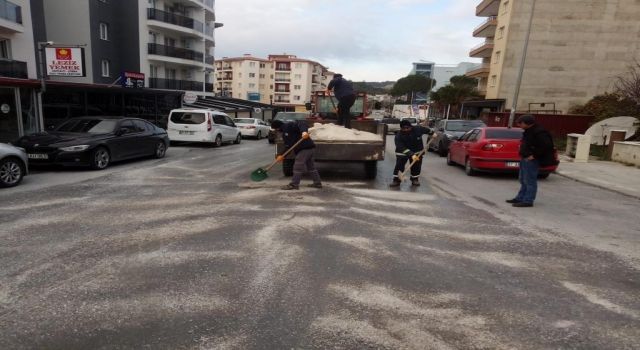 Söke Belediyesi tuzlama çalışması yaptı