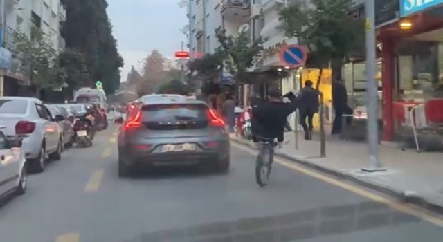 Tek teker üstünde hem kendini, hem de trafiği tehlikeye attı