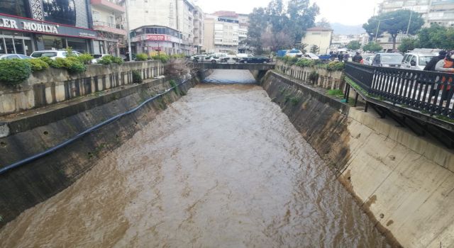 Yağan yağmur Tabakhane Deresi'ndeki suları yükseltti