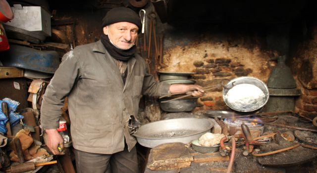 41 yıllık kalay ustası Alkış, mesleğini ayakta tutmaya çalışıyor