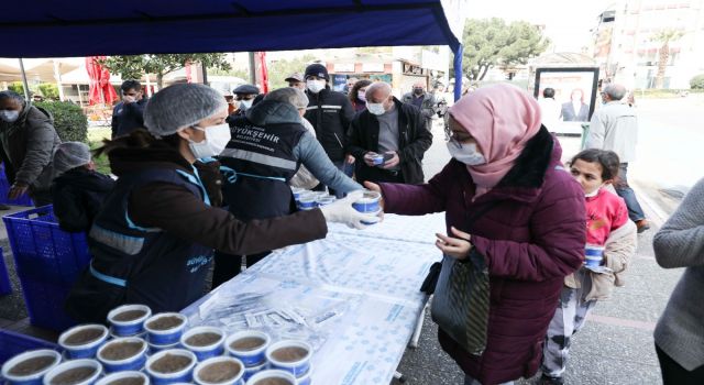 Aydın Büyükşehir Belediyesi Miraç Kandilinde helva dağıttı