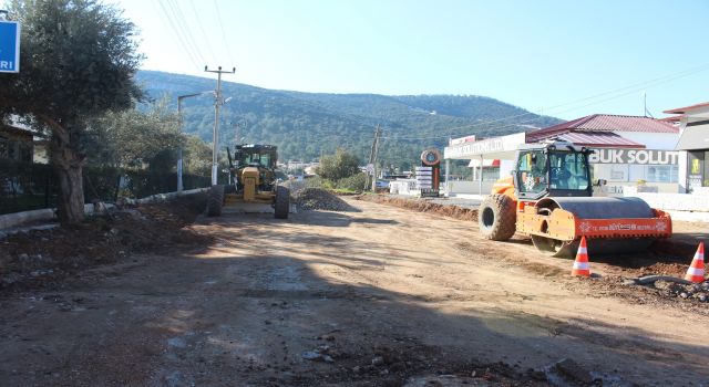 Didim Akbük Mahallesi'nde sıcak asfalt çalışması sürüyor