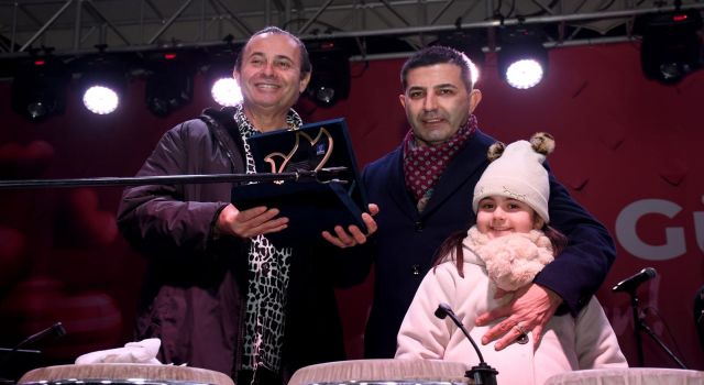 Kuşadalılar sevgililer gününü Ayhan Sicimoglu ve Latin all stars ile kutladı