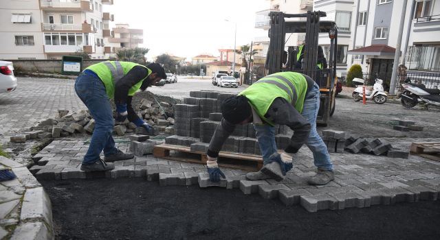 Kuşadası'nda yol yapım çalışmaları hız kesmeden devam ediyor