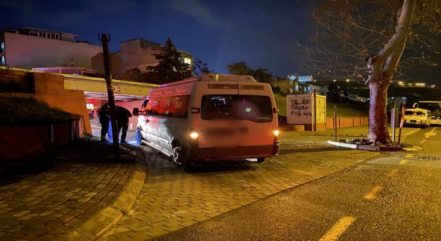 Tren yolu alt geçidine sıkıştı, itfaiye ekipleri yardımına koştu