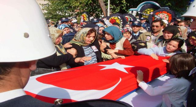 Çineli şehit özel harekat polisinin baba evine ateş düştü