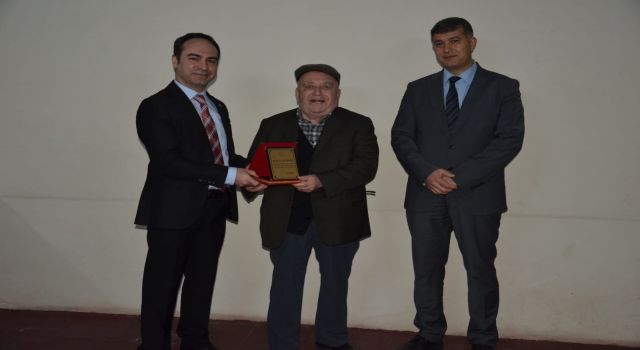 İl Sağlık Müdürü Açıkgöz hayvanseverlere plaket verdi