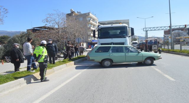 Kamyon otomobille çarpıştı, önüne katıp metrelerce sürükledi