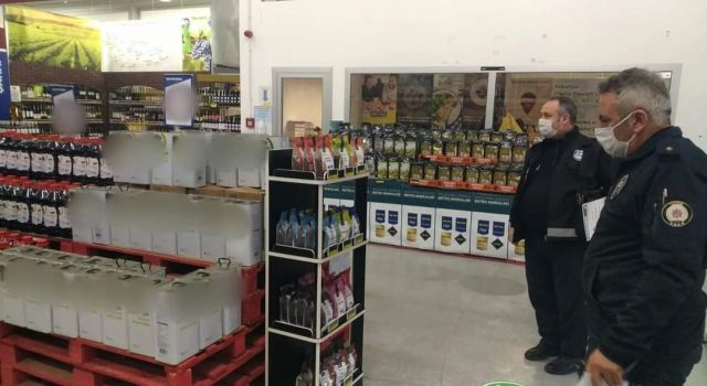 Kuşadası'nda stokçuluğa önlemek amacıyla marketler denetlendi 