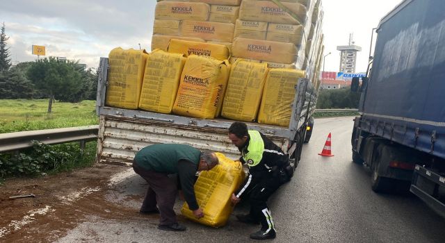 Malzemeleri dökülen araç sürücüsünün imdadına polis koştu