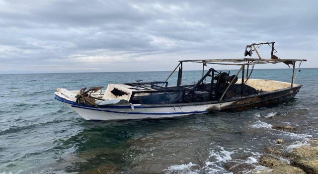 Teknesi yanan kaptanın yardımına Sahil Güvenlik ekipleri koştu