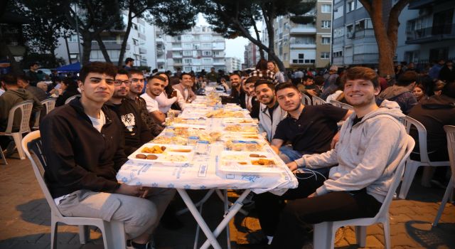 Aydın Büyükşehir Belediyesi'nin iftar sofrasına öğrenciler konuk oldu