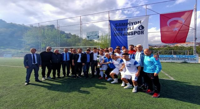 İsabeyli Şırlanspor sahasında yapılan törenle kupasına kavuştu