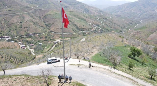 Nazilli’nin dört bir yanı dev Türk bayrakları ile donatılıyor