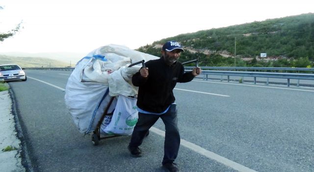 Alüminyum ve teneke hurdaları toplayarak bin 373 kilometre yol yürüyecek