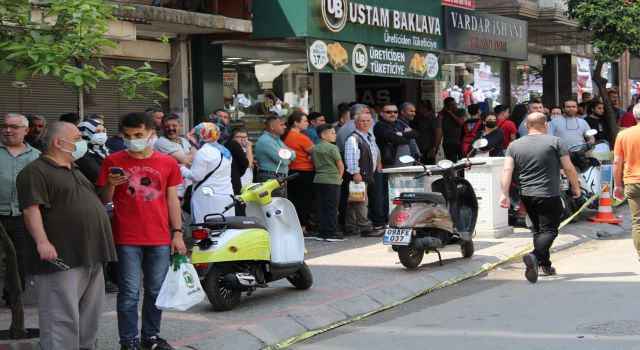 Tatlıcıların önünde kuyruk oluştu