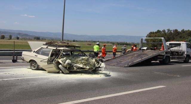 Bariyere çarpan otomobil hurdaya döndü