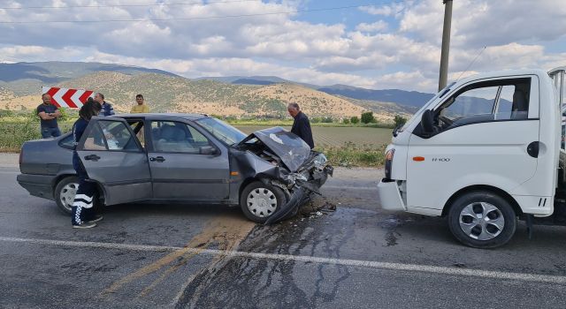 Otomobil ile ticari araç kafa kafaya çarpıştı