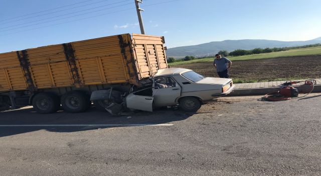 Park Halindeki Tıra Arkadan Çarptı