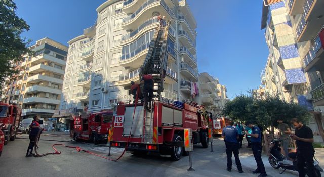 Alevlerin arasında kaldı, balkondan sedyeyle kurtarıldı