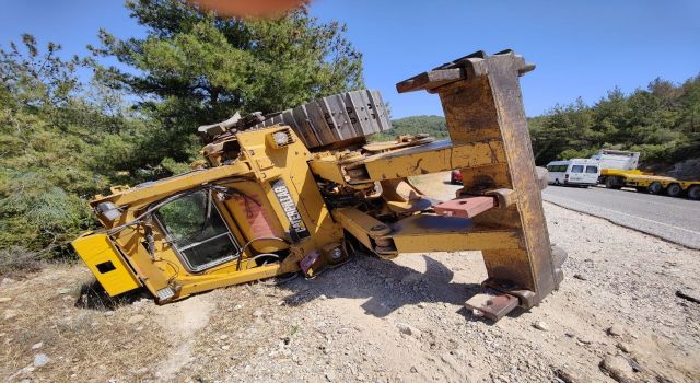 Dev dozer tırın üstünden yola savrulup, devrildi