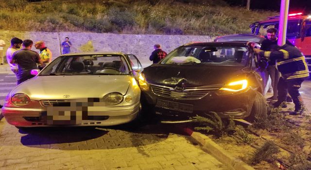 Geri manevra yapan otomobile başka bir otomobil çarptı