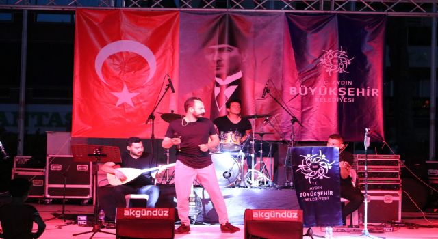 İncirliova’da düzenlenen konserde vatandaşlar doyasıya eğlendi