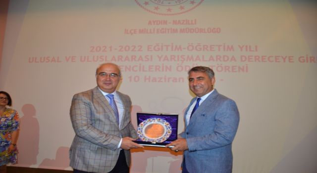 Kaymakam Arısoy’dan müdür Şimşek’e anlamlı plaket