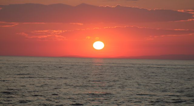 Kuşadası’nda gün batımı mest ediyor