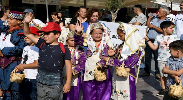 Kuşadası’nda Kiraz Şenliği Başladı