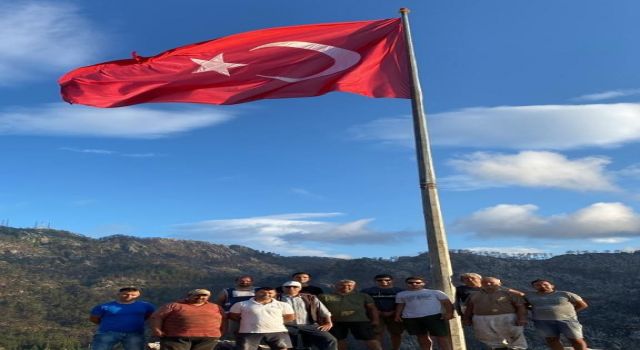 Marmarisli vatandaşlar yanan tepeye Türk Bayrağı dikti