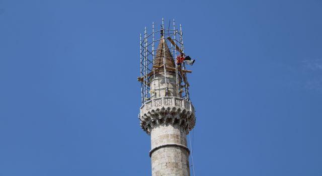 Minare tepesinde tehlikeli çalışma