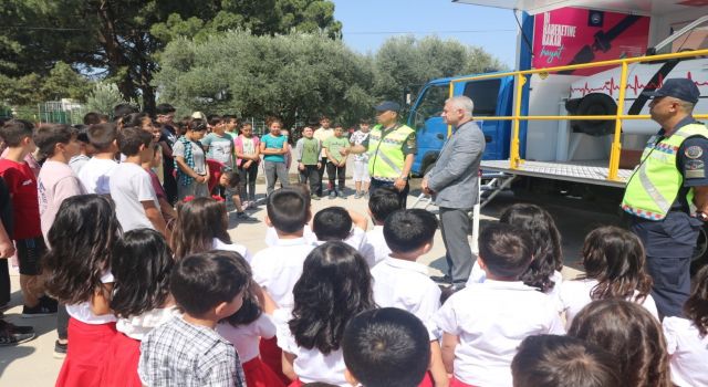 Öğrencilere emniyet kemerinin önemi anlatıldı