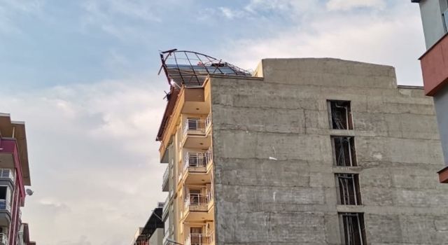 Şiddetli rüzgar apartmanın çatısını uçurdu