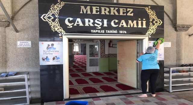 AYDIN BÜYÜKŞEHİR BELEDİYESİ’NDEN CAMİLERDE BAYRAM TEMİZLİĞİ