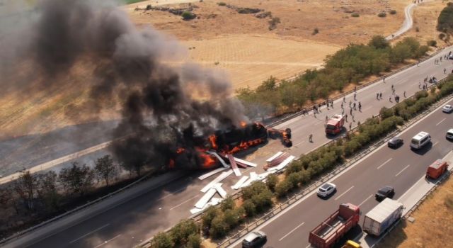 İzmir-Aydın Otoyolunda saman yüklü tır yandı