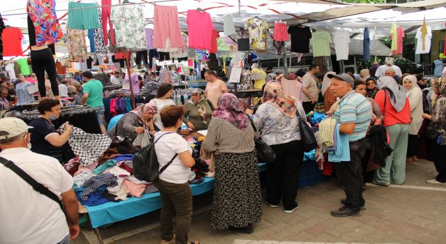 Kıyafet tezgahlarında yoğunluk yaşanıyor