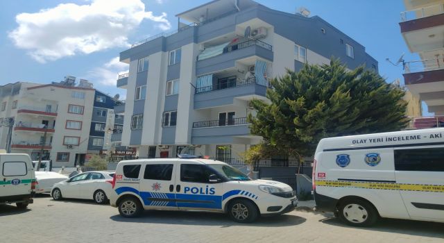 Apartman sakinleri asılı halde buldu