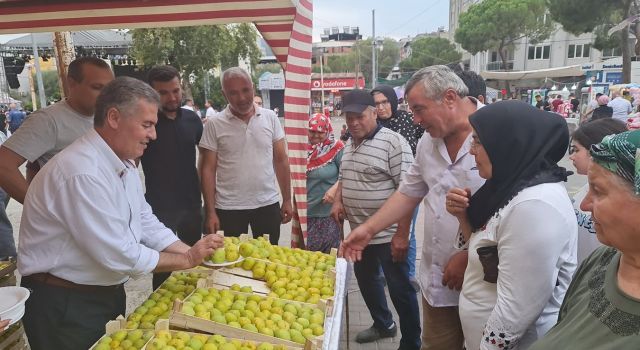 Buharkent’te vatandaşlara 2 ton taze incir dağıtıldı