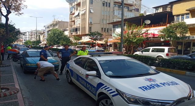 Motosiklet, aniden açılan aracın kapısına çarptı: 1 yaralı