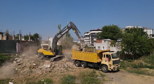 Nazilli’de kamulaştırılılan yapılar yıkılarak imar yolları açılıyor