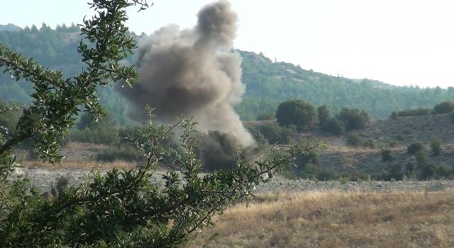 Tarlasını sürerken savaştan kalma patlamamış top mermisi buldu