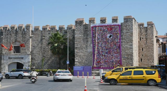 Türk kadınlarının motifleri tarihi kervansarayın duvarını süsledi