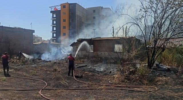 Bahçede çıkan yangın, kullanılmayan 2 evi yaktı