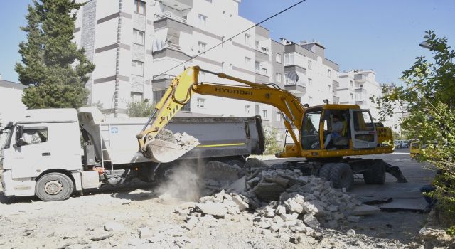 Kuşadası'nda yollar yenilenmeye devam ediyor