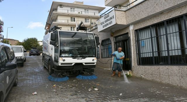 Kuşadası’nın farklı mahallelerinde temizlik çalışması sürüyor