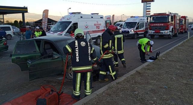 Lastiği patlayan otomobil karşı şeride geçip dehşet saçtı: 1 bebek öldü, 3'ü çocuk 9 kişi yaralandı