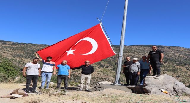 Şanlı bayrağımız Kaşıkçılarda göndere çekildi